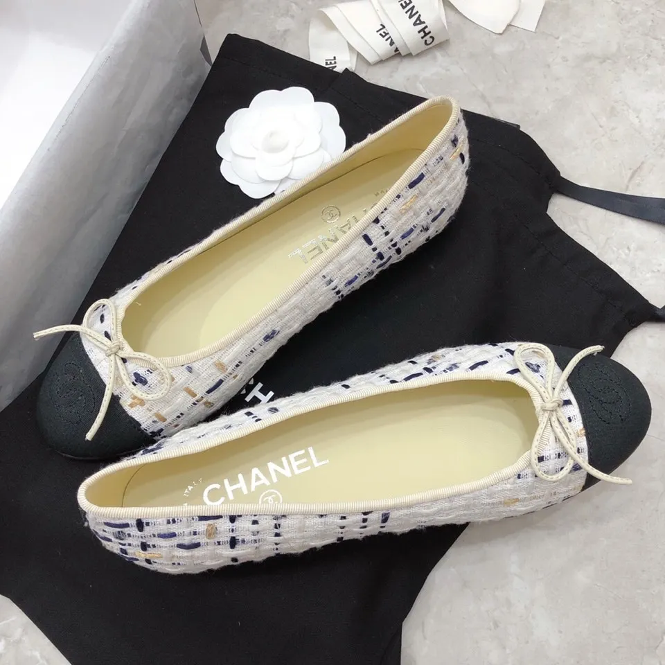 👟👟Ex-factory price 480👟👟 Chanel - classic color-blocked ballet shoes ⚠ Fashionable catwalk style❤M After many years, it still attracts fans... The splicing color mix and match, bow embellishment, interpret fashion! How to match the series to look good! Original custom-made wood-colored rubber outsole, 1.5cm square heel, imported mixed woolen surface/mixed sheepskin surface, sheepskin lining for feet... Regular size 34-40 (customized size 41 is non-returnable) 🎁Supporting packaging